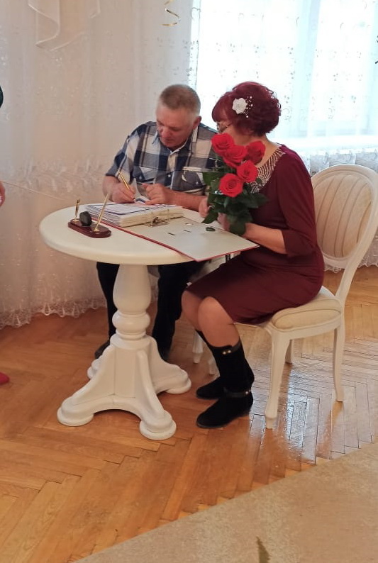 Расписаться в книге почета.jpg Расписаться в книге почета.jpg